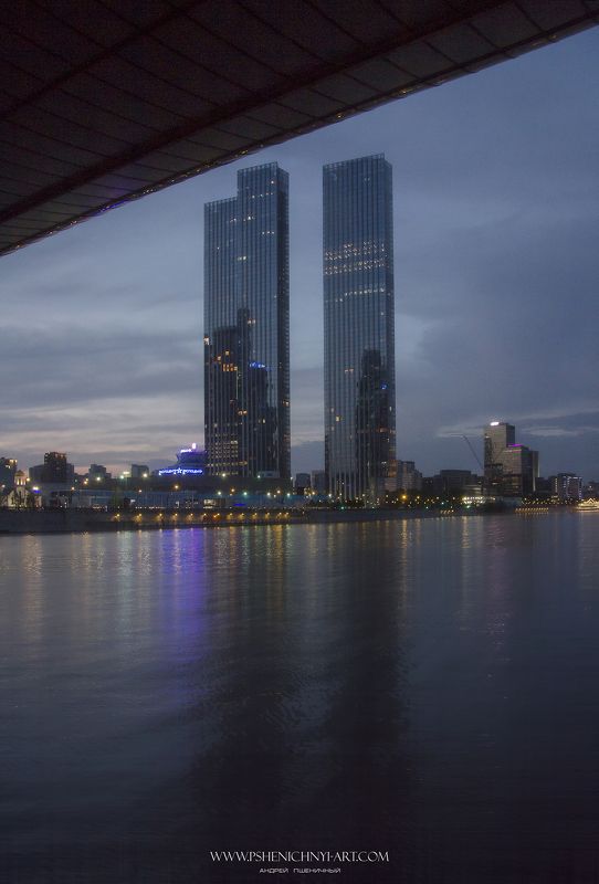 архитектура, мост, ночь, отражение,москва, силуэты, городской пейзаж Вертикалиphoto preview