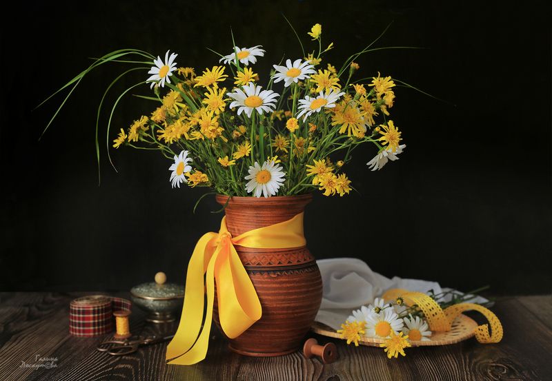 ваза, керамика, лента, букет, ножницы, катушка, салфетка, ромашки Рождение букетаphoto preview