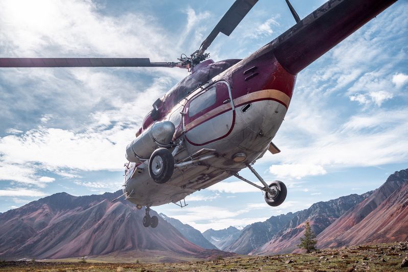 Якутия, Сунтар-Хаята, горы, вертолёт Маленький красный вертолётphoto preview