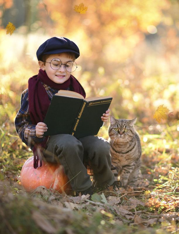 мальчик с котом, кот, дети, детство, осень Интересная книгаphoto preview