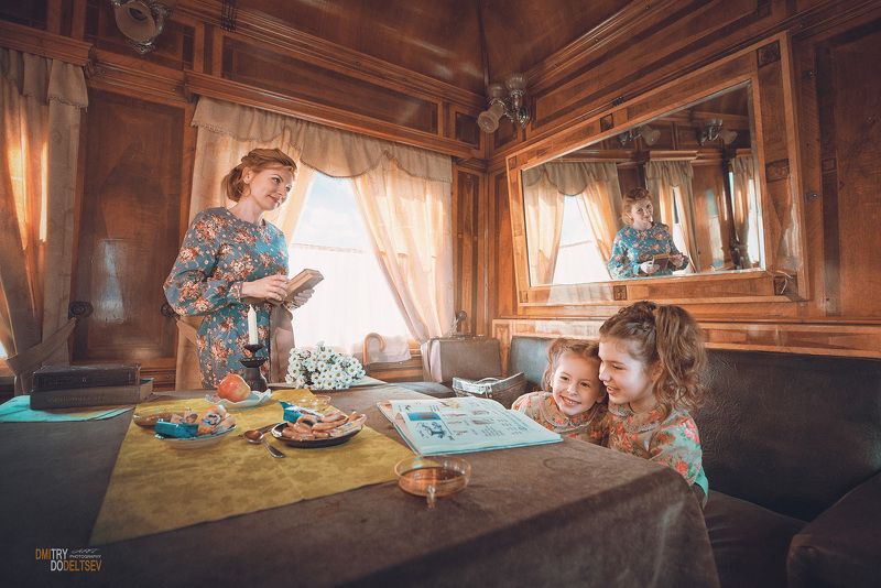 поезд, семья, дети, мама, девочки, ретро, зеркало, вагон, книга, азбука Под стук колес...photo preview