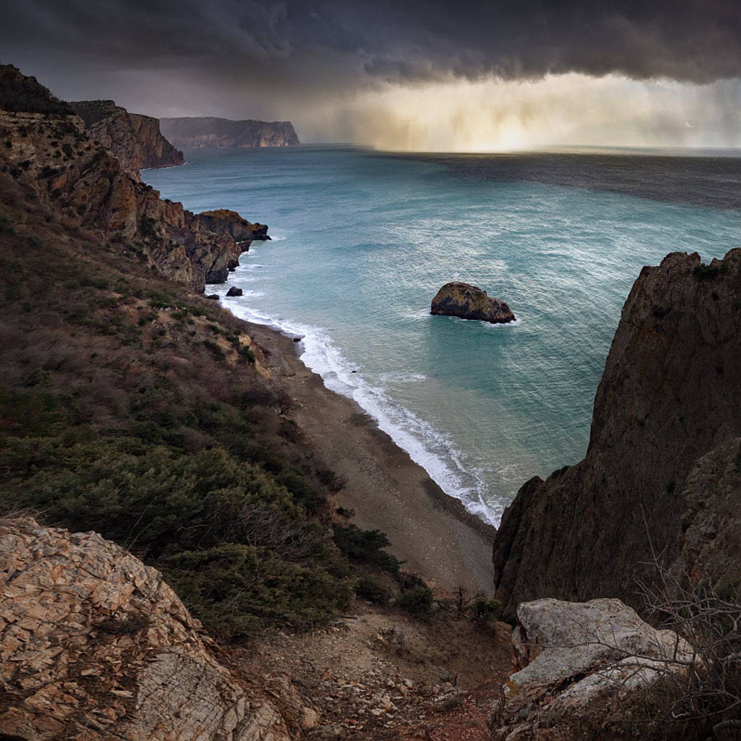 ***. Автор: Пучков Алексей крым, фиолент, севастополь, яшмовый, георгивский, пляж, море, горы, крест, скала, балаклава, камни, ветер, лучи, тучи, солнце, дождь, Пучков Алексей