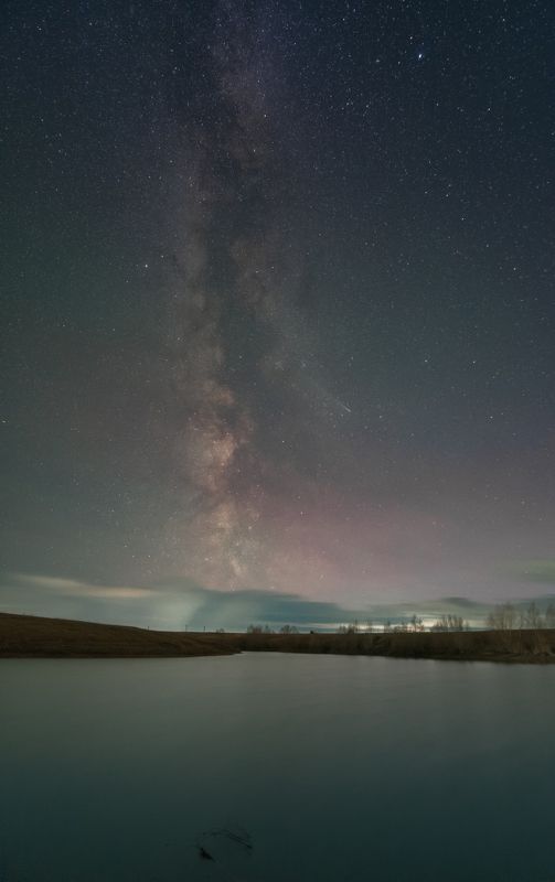 Пейзаж с улетающей кометой у млечного путиphoto preview