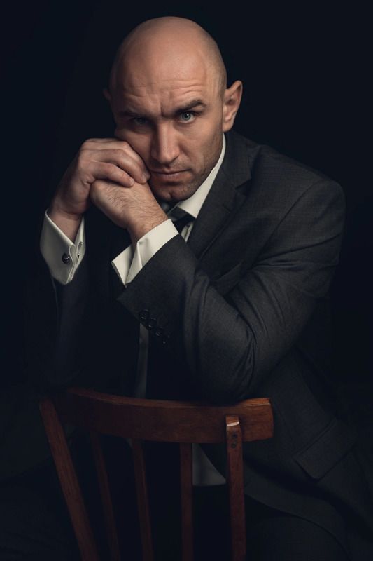 мужской портрет, глаза, взгляд, костюм Константинphoto preview