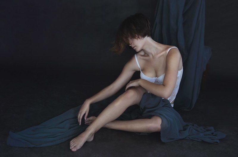 девушка, красивая, фигура, в комнате, портрет, цвет, свет, жанр, фотография Полинаphoto preview