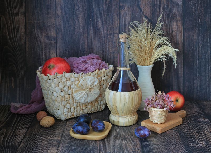 соломенная корзинка, сливы, гранат, яблоко, сухоцветы, разделочная доска Летом на дачеphoto preview