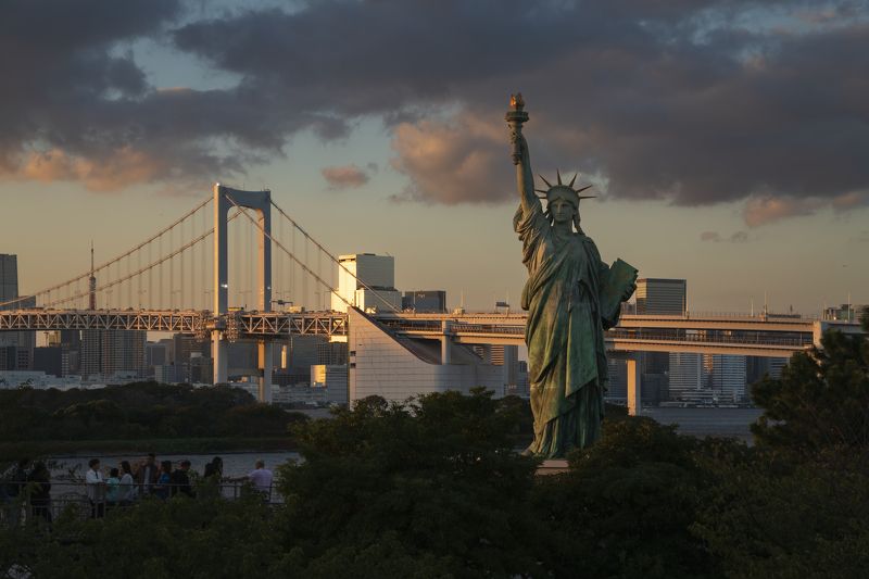Остров Одайба, Радужный мост, гигантский робот Гандам и Статуя Свободы, Токио, Японияphoto preview