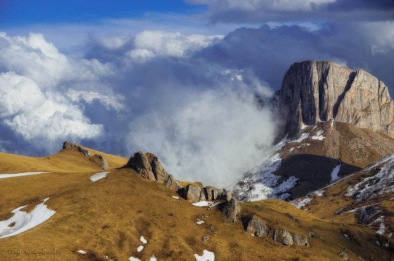 горы скалы ачешбок тхач облака снег На краю Мираphoto preview