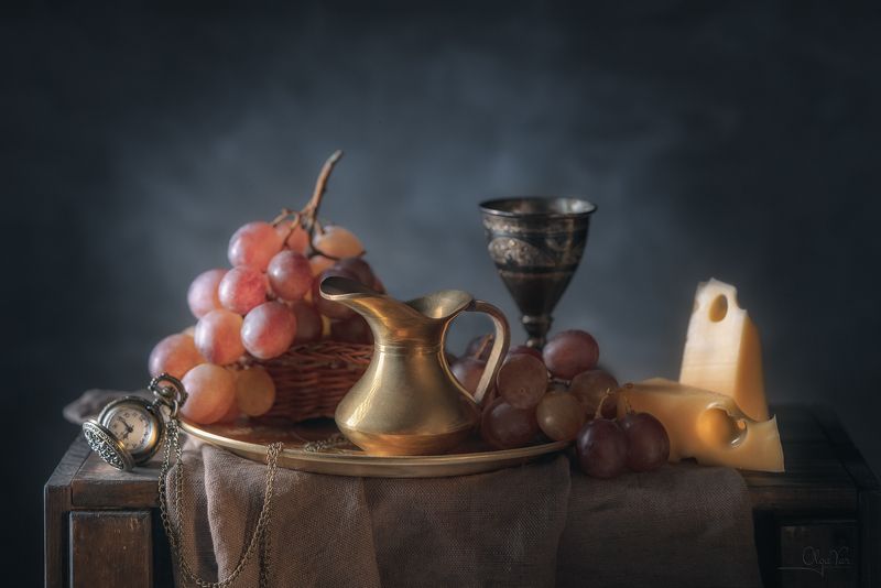 виноград, кувшин, часы, сыр, бокал photo preview