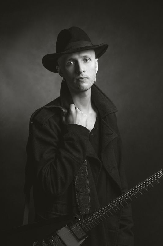 портрет, мужской портрет, чб портрет, постановочная фотография, музыкант, ч/б Женяphoto preview
