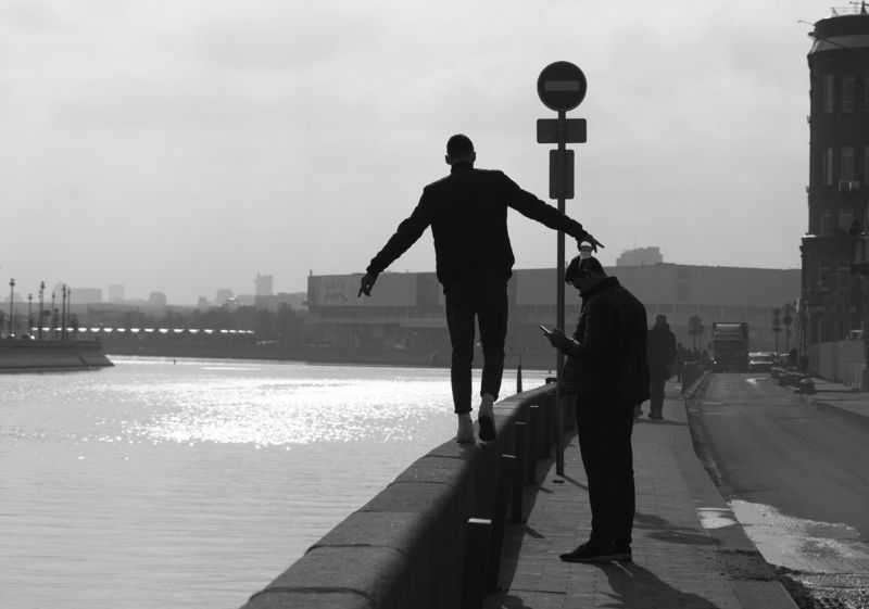 Ментальное воздействие, равновесие, набережная, Москва Ментальное воздействиеphoto preview