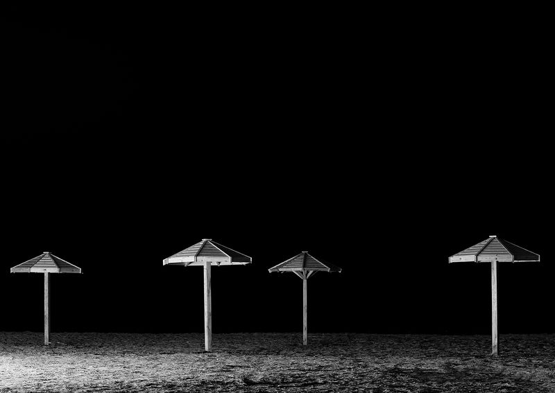 пляж, ночь, зонтики, черно-белое, чб photo preview