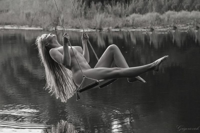 девушка. качели. красота. природа . обнаженная Качелиphoto preview