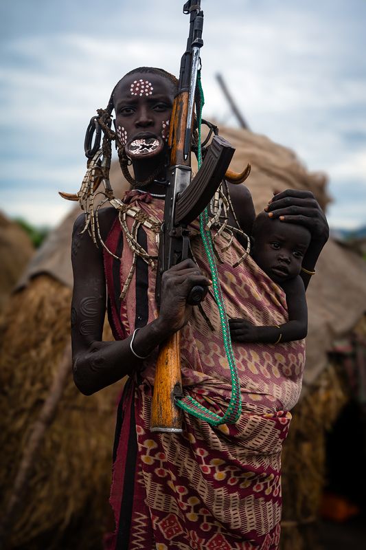 Женщина из племени Мурсиphoto preview