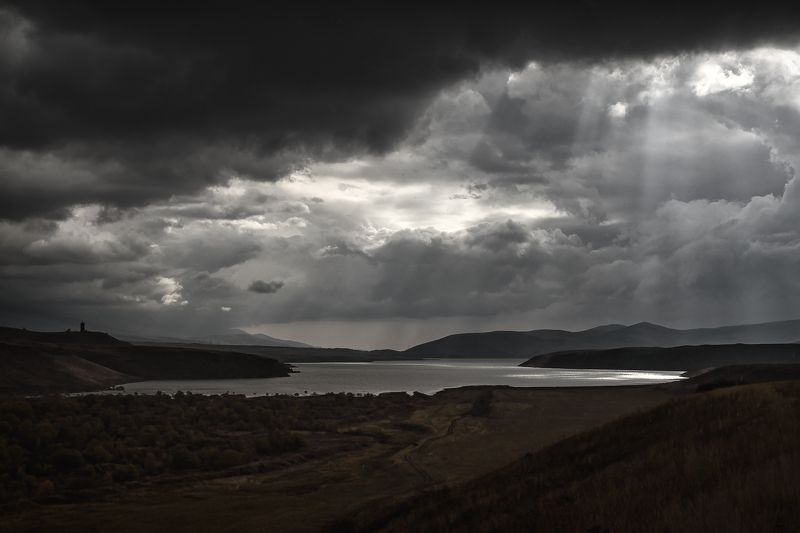 кавказ, горы, осень, армения, armenia, озеро, небо, тучи, циклон, облака, пасмурно Циклон над водохранилищемphoto preview