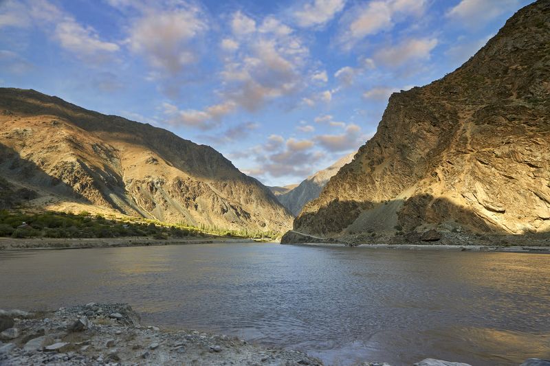 Два Дарваза, два мира - слева таджикский, справа афганский. Солнце, небо и река для всех одни... Пяндж. Дарваз. Таджикистанphoto preview