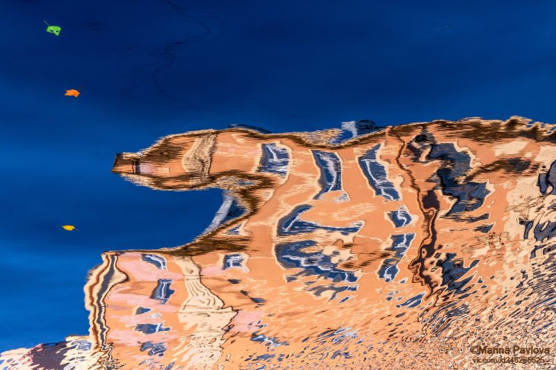 абстракция, акваабстракция, акваграфика, отражение на воде, парейдолия, отражения на канале грибоедова Собака лает, а караван идёт. Осенняя акваабстракция.photo preview