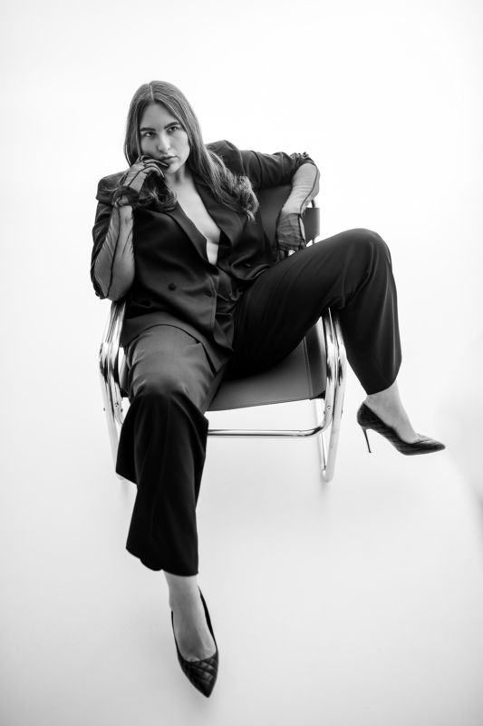 Девушка, шары, торт, праздник, день рождения, студия, чб Праздникphoto preview