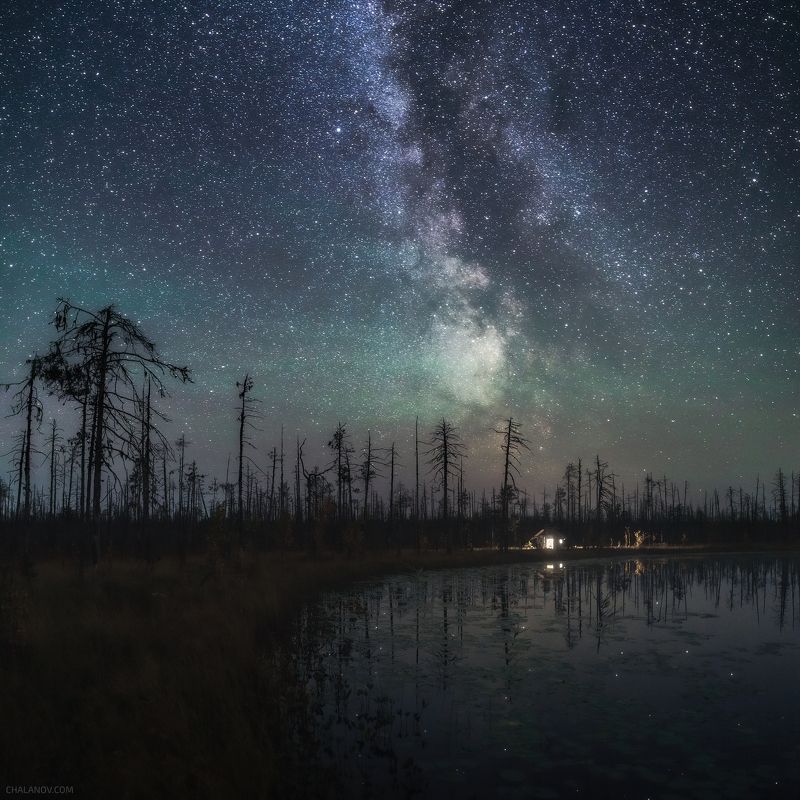 пейзаж, ночь, млечный путь, туман, звезды, озеро, избушка, болото, деревья Мистические ночи озера Ырымвадphoto preview