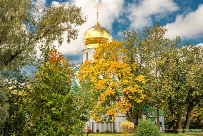 город, архитектура, город пушкин, городской пейзаж, осенний пейзаж, природа, царское село, фермский парк, собор феодоровской иконы божией матери, храм, золотая осень, пригороды петербурга Золотая осень в Фермском парке. Собор Феодоровской иконы Божией Матери. фото превью