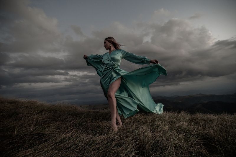 платье, ветер, закат, вечер, облака, пастель, небо, горы, тучи, долина, девушка, модель НАВСТРЕЧУ ВЕТРУphoto preview