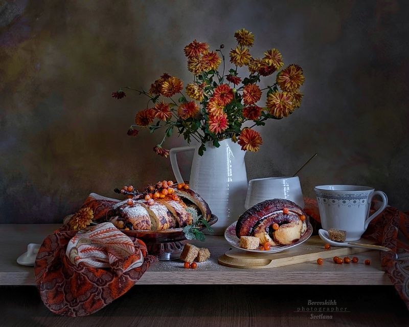 натюрморт,  ваза, цветы, бокал, чайные истории, darkphoto, food_photo, еда, десерт, оранжевый, фото на окне, весна, незабудки Вкус осени фото превью