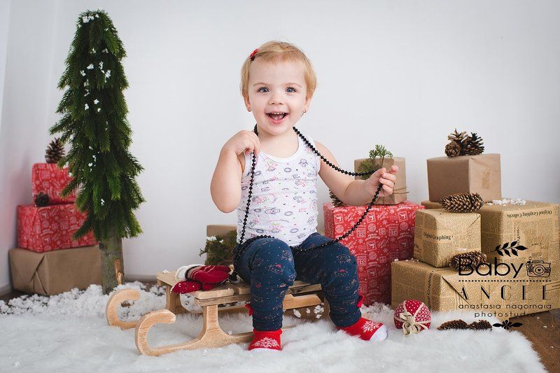 девочка,студия,подарки,бусы,семейное фото, новый год,улыбки Даша в пижаме и с бусами!photo preview