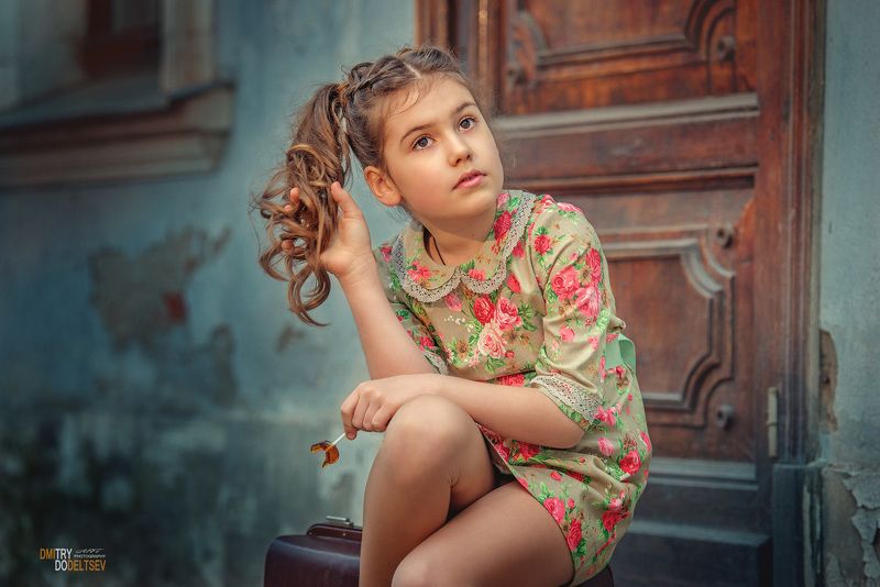 девочка, портрет, дети, чемодан, дверь, ретро Сашаphoto preview