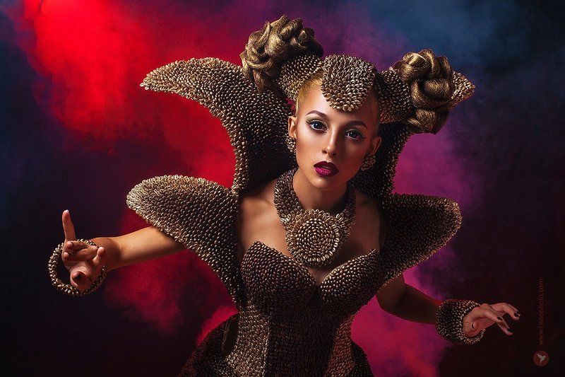 Портрет, девушка, взгляд, платье, украшения, дым, кофе ***photo preview