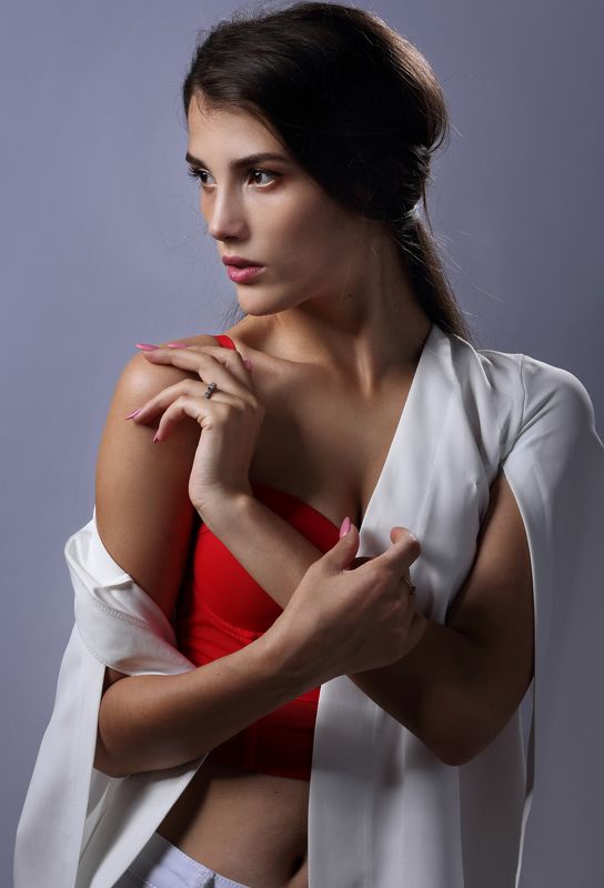 женщина, портрет, студия, взгляд, руки, настроение, красивая, стиль, девушка, молодая, роль ***photo preview