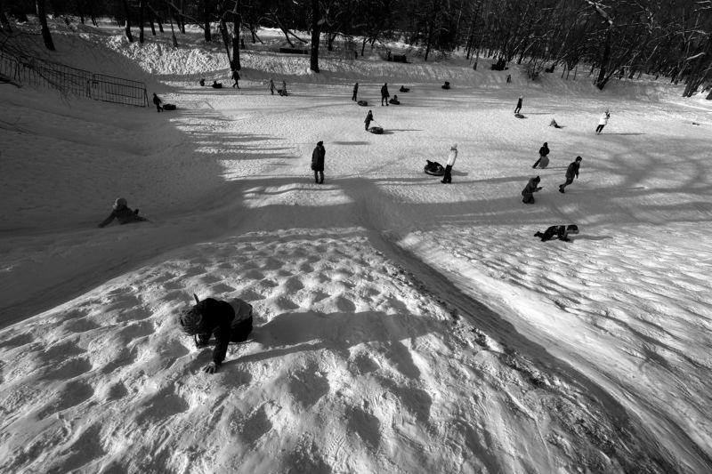 зима, катание с горки, снег, склон, карабкаться, Воронцовский парк, Москва Фактура диванаphoto preview
