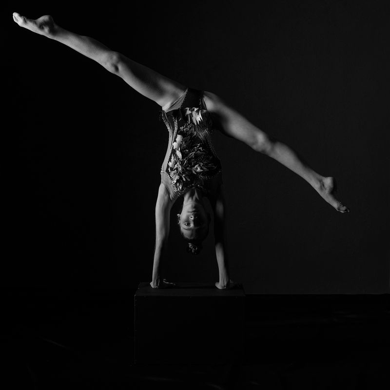 портрет, спорт, гимнастика , акробатика ,шпагат, стойка на руках, Равновесиеphoto preview