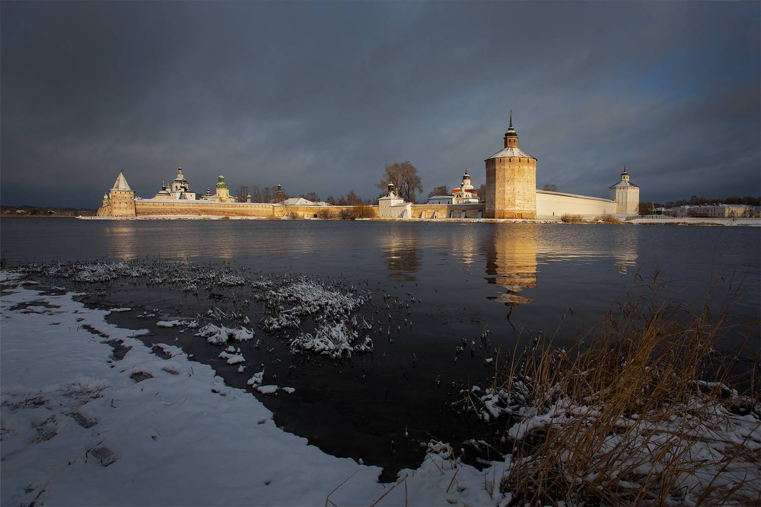 Кирилло-Белозерский монастырь. Автор: Наталия Колтакова монастырь, кириллов, ноябрь, снег, озеро, Наталия Колтакова