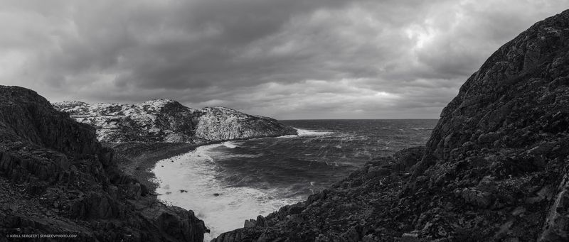 заполярье, териберка, мурманская область, кольский полуостров, россия, природа, баренцево море, ветер, панорама, чёрно белое, север, арктика, берег, пейзаж,  чб, polar region, teriberka, murmansk region, kola peninsula, barents sea, wind, panorama, black Северный ветер | North wind фото превью