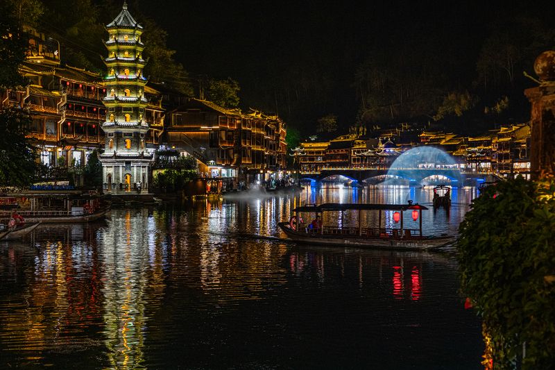 Китай, Фенхуан. Ночь. Красочный. река.  Ночные краски Фенхуанаphoto preview