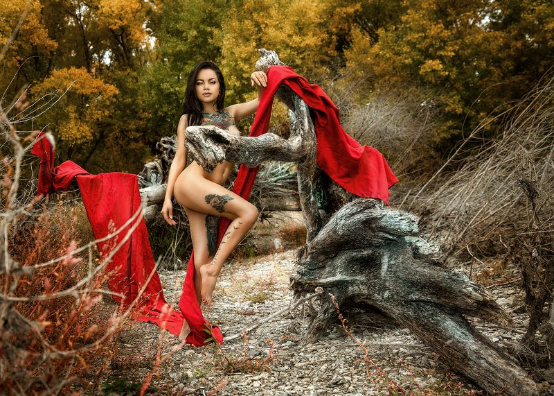 девушка с красным полотном Vargaphoto preview