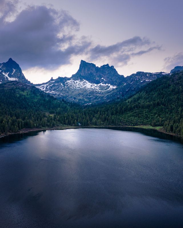 озеро светлое, гора тушканчик, ергаки, красноярский край, саяны, хакасия Темная гладь озера фото превью
