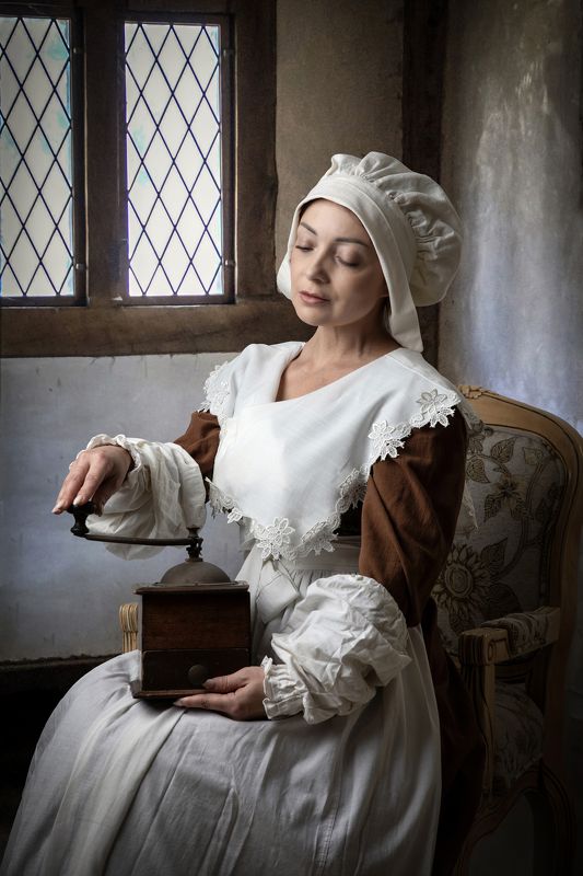 Кофемолка, воротник, фартук, женщина, окно ***photo preview