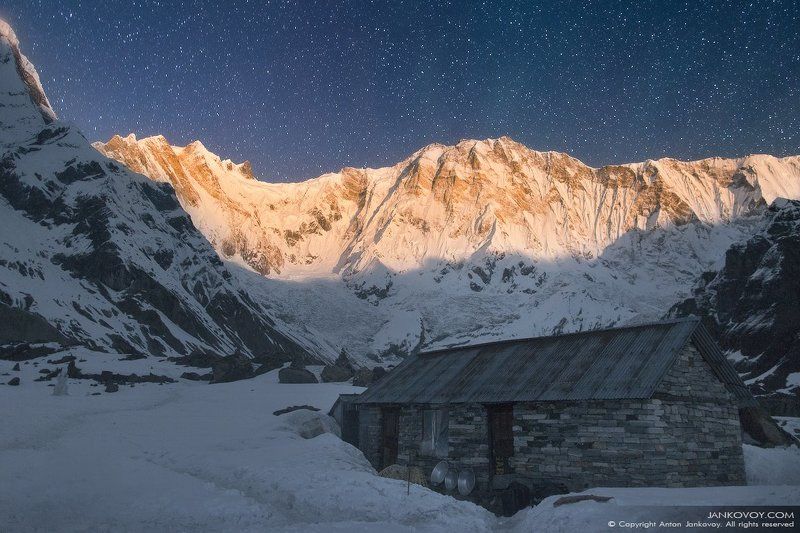 непал, гималаи, аннапурна, поселок, деревня, поселение, ночь, звезды, полнолуние, луна, горы, базовый лагерь, треккинг, трек, снег, зима, пейзаж, небо, Аннапурна I в свете полной Луныphoto preview