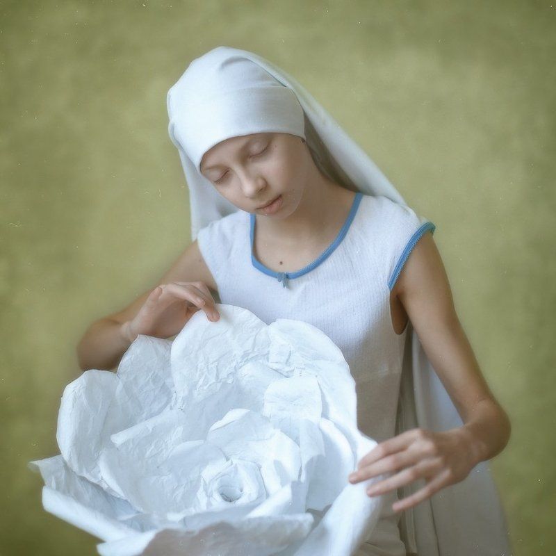 Portrait of Elizabeth with a flower фото превью