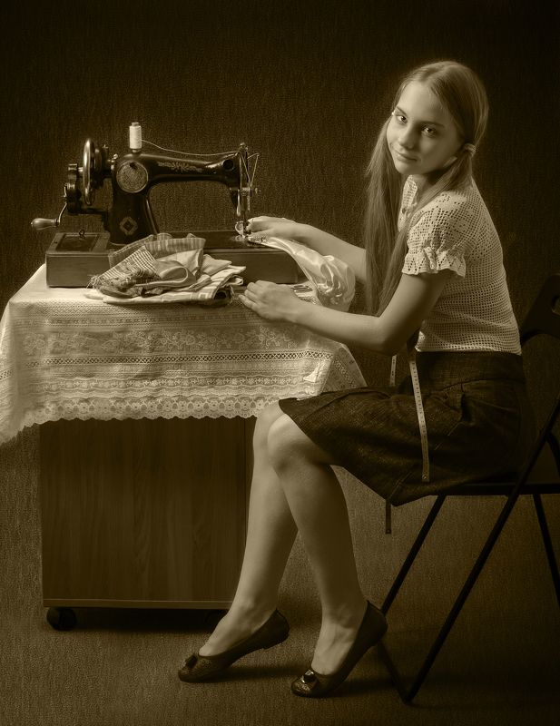 девочка, швея, швейная машинка, ретро, шить, рукоделие Швеяphoto preview