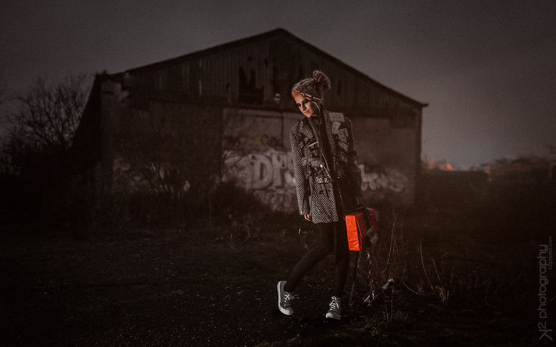 девушка, худая, ночь, дреды, чемодан, girl, moody, night, red, suitcase -photo preview