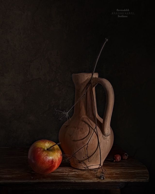 натюрморт, низкий ключ, darkphoto, минимализм, ваза, яблоко, фото у окна, фото на телефон Поздняя осень и яблокоphoto preview