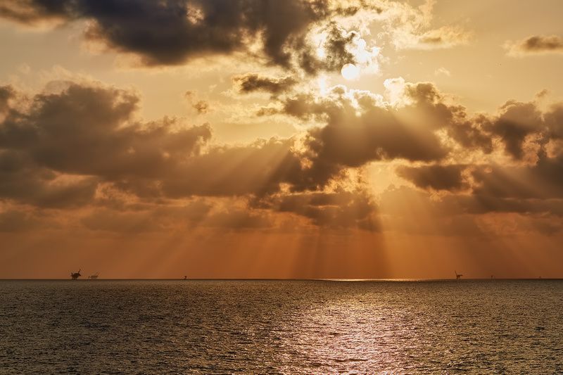 средиземное море, октябрь, вышки, свет, лучи, осень здесь качают нефть.. фото превью