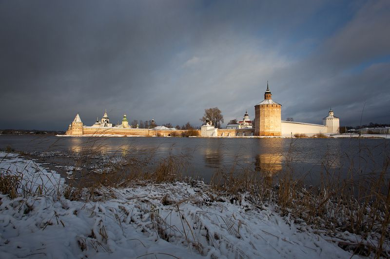 кириллов, монастырь, озеро, сиверское, ноябрь, снег Пасмурным днем светло. Кириллов. фото превью