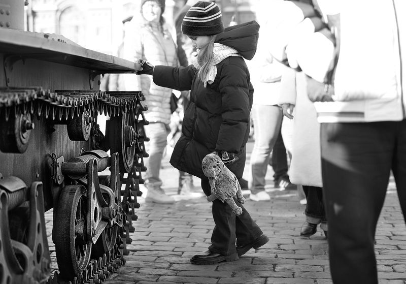 стрит фото, уличное фото,чб фото, девочка с игрушкой, красная площадь, москва Выставка военной техники посвящённая параду 7 ноября 1941 года на Красной площадиphoto preview