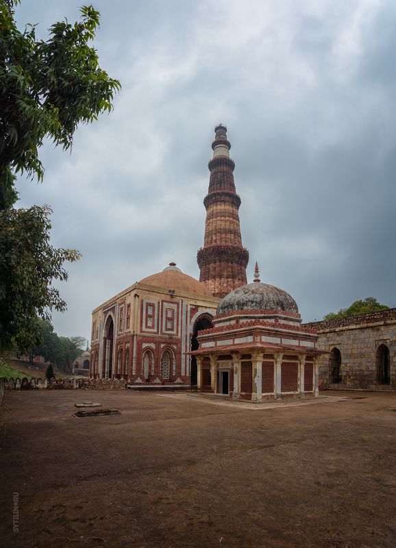 Кутб-Минар, Кутуб-Минар, Кутаб-Минар, кирпичный, минарет, Дели, Индия. достопримечательность, юнеско, наследие, мусульманский, религия. Минарет Кутб-Минар, самый высокий в мире кирпичный минарет. Дели. Индия.photo preview
