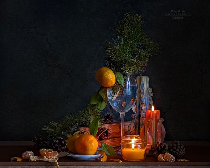 натюрморт, низкий ключ, darkphoto, бокал, ветки, хвоя, мандарины, новый_год, свечи, фото на телефон Скоро Новый год! фото превью