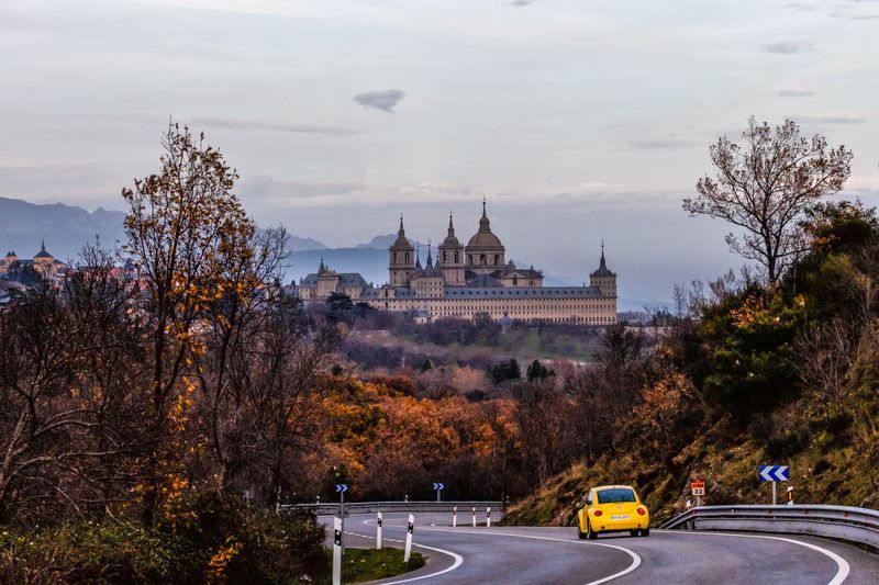 Желтый автомобильphoto preview