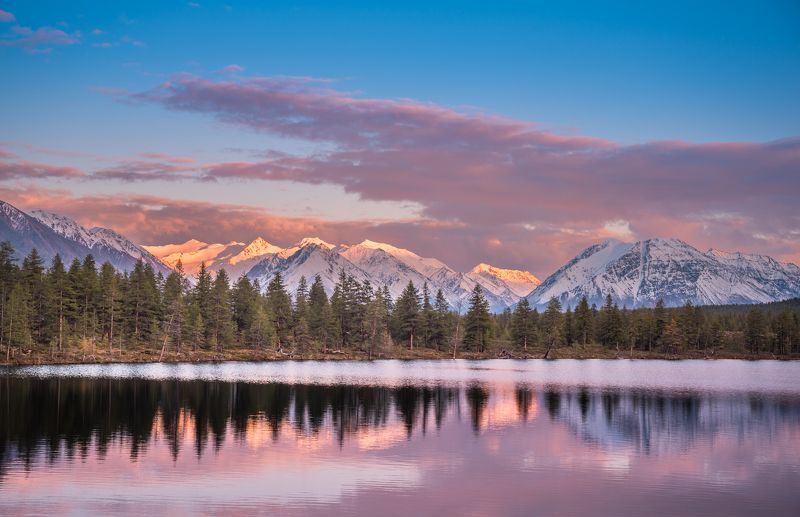 Якутия, Сунтар-Хаята, Кнорий, горы, озеро Вечерняя гладь якутского озераphoto preview